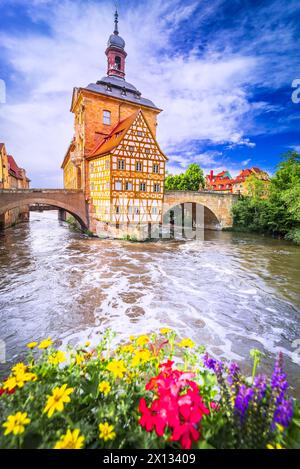 Bamberga, Germania. Affascinante piccola città della Franconia con un cielo colorato incredibile e riflesso sull'acqua del fiume Regnitz. Foto Stock