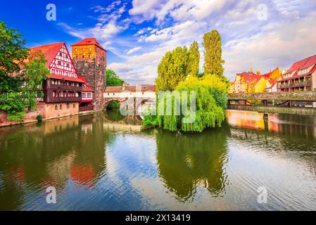 Norimberga, Germania. Vista colorata e pittoresca delle vecchie case in legno, Oldf Nurnberg sulle rive del fiume Pegnitz. Attrazioni turistiche Foto Stock