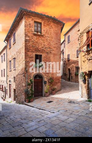 Volterra, Toscana. Storica cittadina toscana con vecchie case, torri e chiese in Italia. Foto Stock