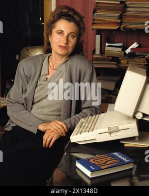 La scrittrice austriaca e premio Nobel Elfriede Jelinek nel suo studio a Vienna il 24 maggio 1989.ATTENZIONE: SI APPLICA UNA TARIFFA SPECIALE! - 19890524 PD0009 - Rechteinfo: Rights Managed (RM) Exklusives Bildmaterial - Achtung Sonderkonditionen Foto Stock
