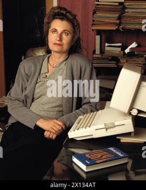 La scrittrice austriaca e premio Nobel Elfriede Jelinek nel suo studio a Vienna il 24 maggio 1989.ATTENZIONE: SI APPLICA UNA TARIFFA SPECIALE! - 19890524 PD0011 - Rechteinfo: Rights Managed (RM) Exklusives Bildmaterial - Achtung Sonderkonditionen Foto Stock