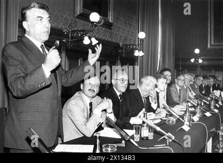 Vienna il 26 giugno 1989: Conferenza stampa del comitato internazionale d'inchiesta del caso "Lainz". Nella foto: Il sindaco di Vienna Helmut Zilk. - 19890626 PD0007 - Rechteinfo: Diritti gestiti (RM) Foto Stock