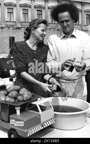 Vienna il 26 giugno 1989: Il partito verde austriaco ha manifestato contro le pratiche assurde della Comunità europea. Nella foto: Andreas Wabl (r.), presidente della frazione parlamentare dei Verdi, e Helga Erlinger stanno lavando le patate. Con questa azione vogliono dimostrare la pesante lavorazione delle patate nella Comunità europea: Le verdure vengono inviate dalla Germania in Italia per il lavaggio e poi trasportate in Germania. - 19890626 PD0006 - Rechteinfo: Diritti gestiti (RM) Foto Stock