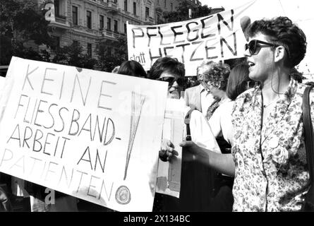 Vienna il 26 giugno 1989: Circa 600 infermieri ospedalieri hanno dimostrato migliori condizioni di lavoro, riforme educative, migliori salari e codeterminazioni. - 19890626 PD0010 - Rechteinfo: Diritti gestiti (RM) Foto Stock