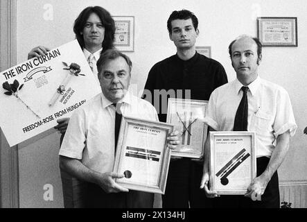 Vienna il 14 luglio 1989: Il sindacato austriaco "The Trend Connection" (TTC), l'ungherese Mert-Quality Assurance AG e l'esercito ungherese hanno ricostruito il filo di ferro dell'ex cortina di ferro a diversi articoli. Nella foto (F.l.T.r.): Norbert Brust (amministratore delegato di TTC), Tamas Farkas (direttore di Mert-Control Vienna), Guenther Roth (TTC) e Laszlo Nyerges (direttore di Mert-Control Budapest). - 19890714 PD0005 - Rechteinfo: Diritti gestiti (RM) Foto Stock