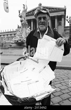 Vienna il 27 settembre 1989: L'artista Friedensreich Hundertwasser ha consegnato 235,000 firme per le sue targhe ai presidenti delle frazioni parlamentari. Nella foto: Hundertwasser con le liste delle firme. - 19890927 PD0016 - Rechteinfo: Diritti gestiti (RM) Foto Stock