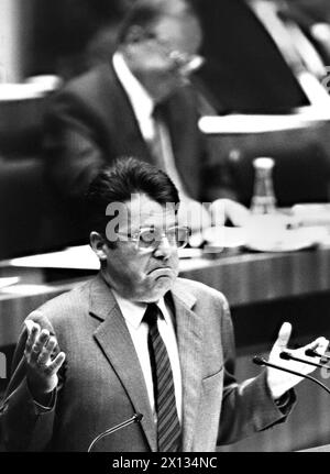 Heinz Fischer, presidente della frazione parlamentare del Partito sociale austriaco, catturato durante una riunione del Consiglio Nazionale il 27 settembre 1989. - 19890927 PD0017 - Rechteinfo: Diritti gestiti (RM) Foto Stock