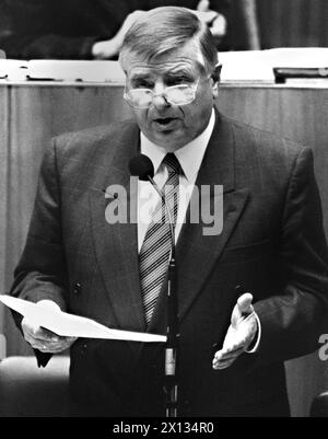 Il ministro della giustizia austriaco Egmont Foregger, catturato durante una riunione del Consiglio nazionale a Vienna il 27 settembre 1989. - 19890927 PD0009 - Rechteinfo: Diritti gestiti (RM) Foto Stock