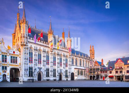 Bruges, Belgio. De Burg, splendida piazza medievale, paesaggio urbano della regione storica delle Fiandre. Foto Stock