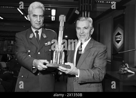 Vienna il 10 novembre 1989: Alfred Stroeer, ex presidente del Consiglio di amministrazione della BAWAG e segretario di spicco della Federazione dei sindacati austriaca, è stato insignito del "Premio ai meriti attesi per la Mefence militare", "Pro Defensione". Nella foto: Il comandante Karl Majcen (l.) consegna il premio ad Alfred Stroeer (r.) - 19891110 PD0026 - Rechteinfo: Rights Managed (RM) Foto Stock