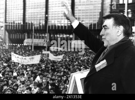 Bratislava il 1 dicembre 1989: Circa 200,000 cittadini di Bratislava hanno partecipato a una manifestazione per una maggiore democrazia nel loro stato. I rappresentanti della politica austriaca promettevano la loro solidarietà. Nella foto: Il sindaco di Vienna Helmut Zilk si unisce alla manifestazione. - 19891201 PD0014 - Rechteinfo: Diritti gestiti (RM) Foto Stock