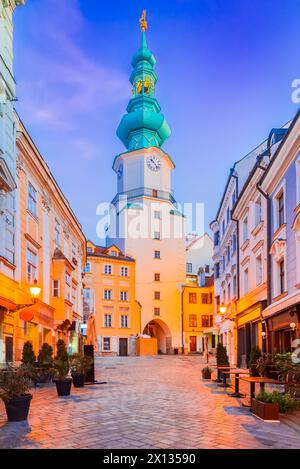 Bratislava, Slovacchia. Torre della porta di Michele, città vecchia di Bratislava (Pressburg), crepuscolo mattutino. Foto Stock