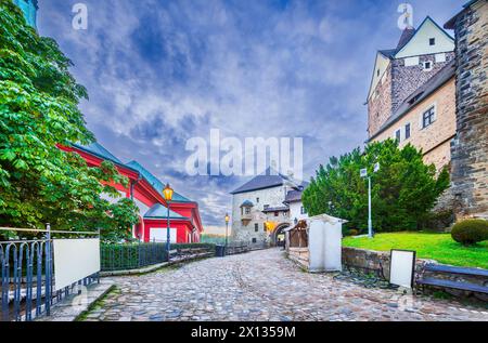 Loket, Repubblica Ceca. Affascinante paesaggio urbano nuvoloso con il centro medievale, viaggia in Boemia. Foto Stock