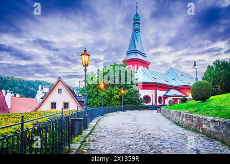 Loket, Repubblica Ceca. Incantevole paesaggio urbano nuvoloso con la chiesa Kostel sv Vaclava e il paesaggio della Boemia. Foto Stock