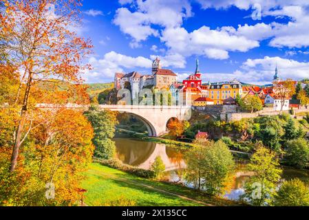 Loket, Repubblica Ceca. Affascinante paesaggio autunnale Sudetenland, città medievale e fiume Ohre, Boemia. Foto Stock