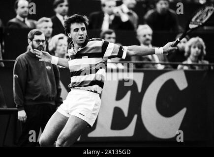 Daviscup match Austria-Italia allo Stadio Dusika di Vienna il 30 marzo 1990. Nella foto: Diego Nargiso, che ha giocato contro Horst Skoff. - 19900330 PD0015 - Rechteinfo: Diritti gestiti (RM) Foto Stock