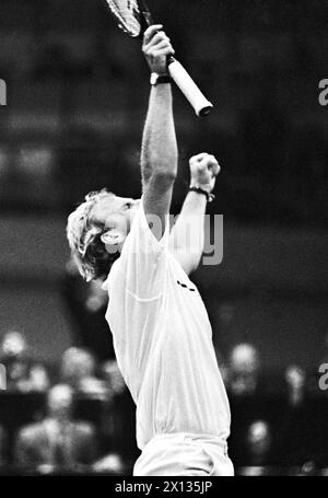 Partita di Coppa Davis tra Austria e Italia il 30 marzo 1990 allo Stadio Dusika di Vienna. Nella foto: Thomas Muster (Austria) giubilita dopo la sua vittoria su Paolo cane. - 19900330 PD0017 - Rechteinfo: Diritti gestiti (RM) Foto Stock