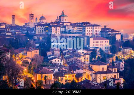 Bergamo, Italia - Vista aerea colorata al tramonto città alta, splendida città storica lombarda al crepuscolo Foto Stock