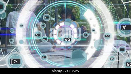 Immagine dell'elaborazione dei dati e testi 6g su madre e figlia asiatiche in giardino Foto Stock