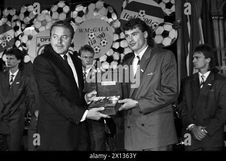 Vienna il 29 maggio 1990: Festa d'addio della Nazionale austriaca nel municipio di Vienna prima del Campionato di calcio 1990. Nella foto: Il Cancelliere federale Franz Vranitzky (l.) consegna il "Football Roman 1989" a Toni Polster (r.) - 19900529 PD0002 - Rechteinfo: Diritti gestiti (RM) Foto Stock