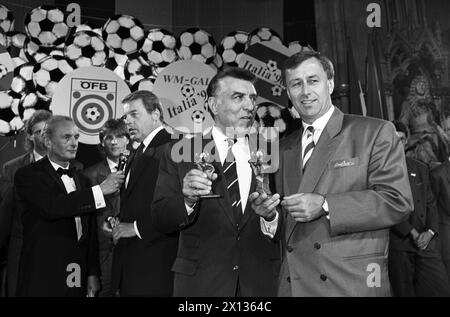 Vienna il 28 maggio 1990: Festa d'addio della Nazionale austriaca nel municipio di Vienna prima del Campionato di calcio 1990. Nella foto: Il sindaco di Vienna Helmut Zilk (l.) e il team chef Josef Hickersberger (r.) presentano con orgoglio la plastica per il campionato - il cancelliere federale Franz Vrantizky rilascia un'intervista (sullo sfondo). - 19900528 PD0009 - Rechteinfo: Diritti gestiti (RM) Foto Stock