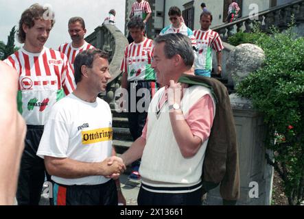 Campionato del mondo di calcio 1990 a Firenze il 16 giugno 1990: (f.l.T.r.) lo chef della squadra austriaca Josef Hickersberger e il cancelliere federale Franz Vranitzky. - 19900615 PD0018 - Rechteinfo: Diritti gestiti (RM) Foto Stock