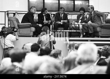 Campagna elettorale del Partito Popolare austriaco (OEVP) a Vienna il 27 giugno 1990: (f.l.T.r.) Erhard Busek, Wolfgang Schuessel, Josef Riegler, ministro dell'ambiente Marilies Flemming, direttore generale Peter Marboe. - 19900627 PD0007 - Rechteinfo: Diritti gestiti (RM) Foto Stock