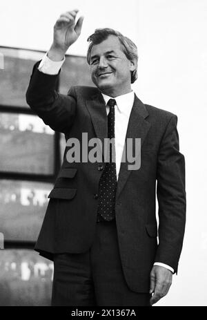 Josef Riegler del Partito Popolare austriaco (OEVP), catturato a Vienna il 27 giugno 1990 in occasione della campagna elettorale dell'OEVP. - 19900627 PD0008 - Rechteinfo: Diritti gestiti (RM) Foto Stock