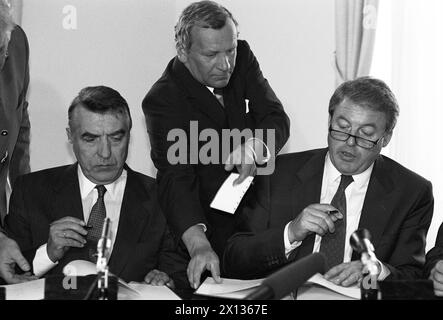 Vienna il 27 giugno 1990: Il Cancelliere federale austriaco Franz Vranitzky (r.) e il sindaco di Vienna Helmut Zilk (l.) firmano un "aggressione stradale locale". - 19900627 PD0006 - Rechteinfo: Diritti gestiti (RM) Foto Stock