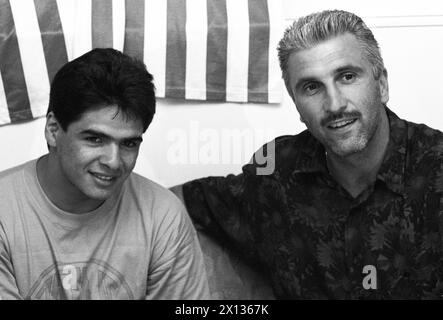 Vienna il 27 giugno 1990: Hugo Maradona (l.), fratello del famoso calciatore Diego Maradona, giocherà per un anno per la squadra austriaca Rapid. Nella foto: Maradona e Hans Krankl (r.) a una conferenza stampa. - 19900627 PD0010 - Rechteinfo: Diritti gestiti (RM) Foto Stock