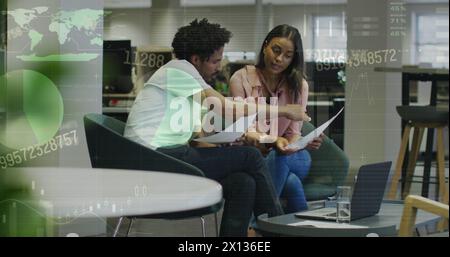 Questa immagine mostra un gruppo di professionisti che lavorano in un ufficio Foto Stock