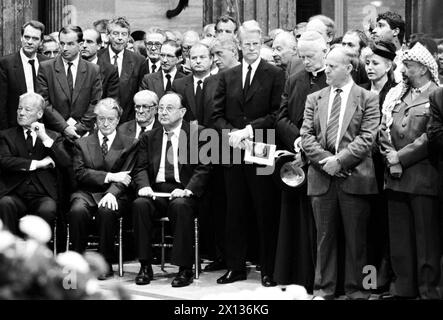 Vienna il 7 agosto 1990: Funerale di Stato per l'ex Cancelliere federale d'Austria Bruno Kreisky. Nella foto: (Seduta, F.l.T.r.) Willy Brandt (presidente dell'Internazionale Socialista), Roland Dumas (ministro degli Esteri francese), Hans-Dietrich Genscher (ministro degli Esteri della Germania Ovest), (in piedi, F.r.T.l.) il capo dell'OLP Yasser Arafat, Jiri Dienstbier, Ingvar Carlsson e Hans-Hermann Groer. - 19900807 PD0021 - Rechteinfo: Diritti gestiti (RM) Foto Stock