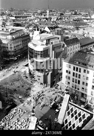 Vista su Stephansplatz con la nuova Haas House, catturata il 27 agosto 1990. L'edificio moderno aprirà il 15 settembre. - 19900827 PD0012 - Rechteinfo: Diritti gestiti (RM) Foto Stock