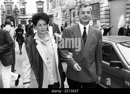 Elezioni parlamentari a Vienna il 7 ottobre 1990: Il vicecancelliere austriaco Josef Riegler e sua moglie Antonia stanno andando al seggio elettorale. - 19901007 PD0055 - Rechteinfo: Diritti gestiti (RM) Foto Stock