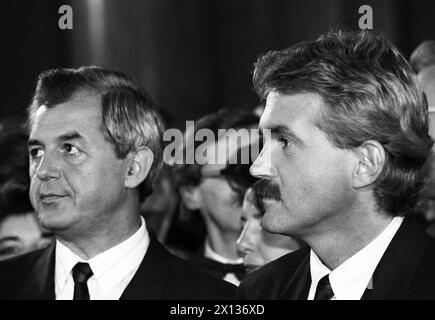 Elezioni parlamentari 1990 - Vienna il 7 ottobre 1990: Il vicecancelliere austriaco Josef Riegler e Norbert Gugergauber, catturati nel seggio elettorale centrale. - 19901007 PD0047 - Rechteinfo: Diritti gestiti (RM) Foto Stock