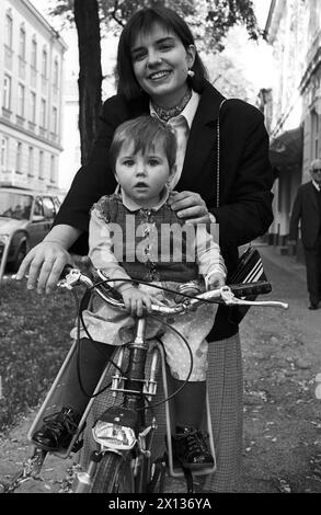 Vienna il 7 ottobre 1990: Madeleine Petrovic del Partito dei Verdi d'Austria e sua figlia Sophie sono in viaggio verso il seggio elettorale nel 13° distretto di Vienna. - 19901007 PD0077 - Rechteinfo: Diritti gestiti (RM) Foto Stock