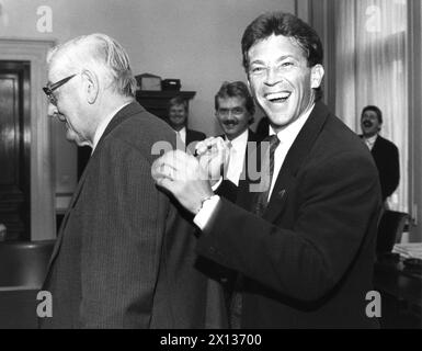 Vienna l'8 ottobre 1990: Incontro della presidenza DELL'FPOE (Partito della libertà d'Austria) dopo le elezioni parlamentari. Nella foto: Joerg Haider (r.) e l'ex ambasciatore Wilfried Gredler (l.). - 19901008 PD0010 - Rechteinfo: Diritti gestiti (RM) Foto Stock