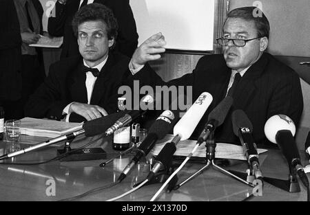 Conferenza stampa con Josef Cap (l.) e il Cancelliere federale austriaco Franz Vranitzky (r.) a Vienna l'8 ottobre 1990. - 19901008 PD0007 - Rechteinfo: Diritti gestiti (RM) Foto Stock