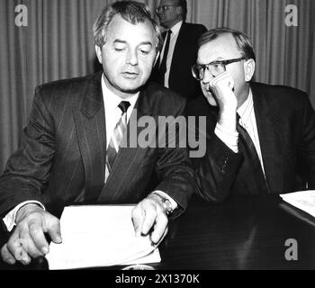 Vienna l'8 ottobre 1990: Incontro del Partito Popolare austriaco (OEVP) dopo le elezioni parlamentari. Nella foto: Il vicecancelliere Josef Riegler (l.) e il segretario generale dell'OEVP, Helmut Kukacka. - 19901008 PD0008 - Rechteinfo: Diritti gestiti (RM) Foto Stock