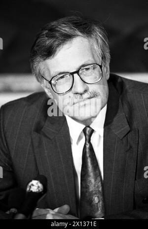 Il ministro delle finanze ceco Vaclav Klaus, catturato a Vienna il 15 ottobre 1990, dopo aver firmato un accordo con il suo omologo austriaco Ferdinand Lacina. - 19901015 PD0012 - Rechteinfo: Diritti gestiti (RM) Foto Stock