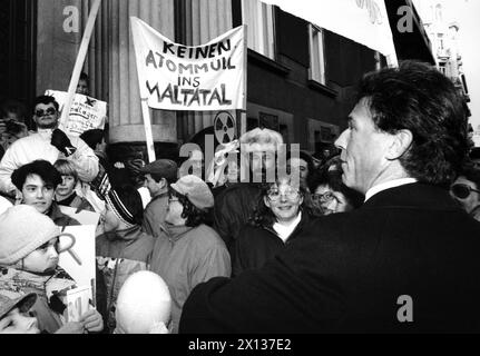 Vienna il 15 gennaio 1991: Dimostrazione contro i depositi finali di scorie nucleari in Austria, davanti alla sede della camera economica di Vienna. Tra i manifestanti c'è Joerg Haider, governatore della Carinzia. - 19910115 PD0010 - Rechteinfo: Diritti gestiti (RM) Foto Stock