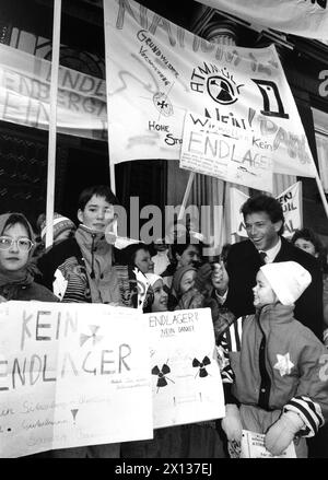 Vienna il 15 gennaio 1991: Dimostrazione contro i depositi finali di scorie nucleari in Austria, davanti alla sede della camera economica di Vienna. Tra i manifestanti c'è Joerg Haider, governatore della Carinzia. - 19910115 PD0008 - Rechteinfo: Diritti gestiti (RM) Foto Stock