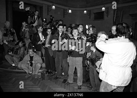 Giornalisti fotografici di fronte al tribunale di Vienna il 28 febbraio 1991, quando è iniziata l'udienza contro quattro infermieri dell'ospedale Lainz, accusati di omicidio. - 19910228 PD0006 - Rechteinfo: Diritti gestiti (RM) Foto Stock