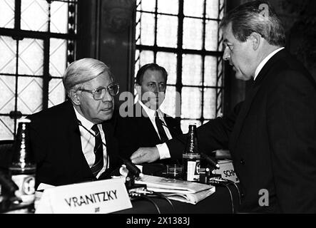 Vienna il 2 maggio 1991: Convenzione economica della Banca nazionale austriaca (OENB) con (l-r) Helmut Schmidt, ex Cancelliere federale di Germania, Jacques Santer, primo ministro del Lussemburgo e Franz Vranitzky, Cancelliere federale austriaco. - 19910502 PD0008 - Rechteinfo: Diritti gestiti (RM) Foto Stock