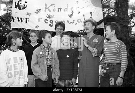 Vienna il 27 settembre 1991: Il ministro austriaco per l'ambiente, la gioventù e gli affari familiari, Ruth Feldgrill-Zankel (OEVP) accoglie (l-r) Anna Friedmann (11), Jan Thomasberger (12) e Abraham Thill (12) da Vienna, Andreas Baumgartner (14) da Melk e Sebastian (11) e Magdalena Schultes (12) dal distretto di Gaenserndorf, che si unirà alla delegazione del WWF per il prossimo più grande "Summit ambientale dei bambini" a Francoforte sul meno. - 19910927 PD0003 - Rechteinfo: Diritti gestiti (RM) Foto Stock