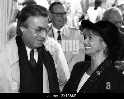 Inaugurazione della "Piazza delle stelle" nel Prater di Vienna il 18 ottobre 1991: Il cantante e attore Peter Alexander (l.) parla con la star del cinema Senta Berger. - 19911018 PD0016 - Rechteinfo: Diritti gestiti (RM) Foto Stock