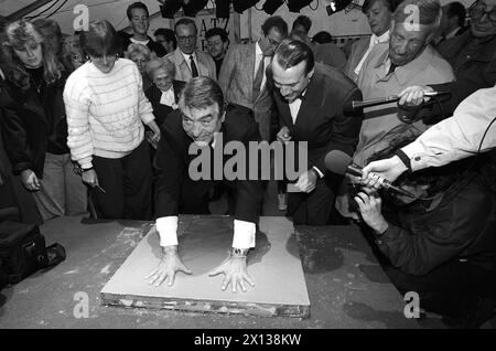 Inaugurazione della "Piazza delle stelle" nel Prater di Vienna il 18 ottobre 1991: Il sindaco Helmut Zilk si eterna con le sue impronte. - 19911018 PD0013 - Rechteinfo: Diritti gestiti (RM) Foto Stock