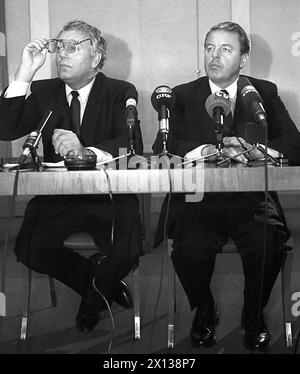 Il ministro dei trasporti austriaco Rudolf Streicher (sinistra) e il cancelliere federale austriaco Franz Vranitzky (destra) durante una conferenza stampa tenutasi a Vienna il 15 novembre 1991. - 19911115 PD0013 - Rechteinfo: Diritti gestiti (RM) Foto Stock