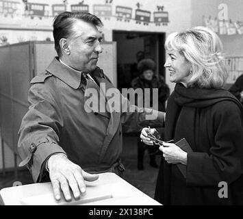 Sindaco viennese e cadidato supremo dello SPOE (socialdemocratici) Helmut Zilk con la moglie Damar Koller, votando per le elezioni del consiglio comunale viennese del 10 novembre 1991. - 19911110 PD0014 - Rechteinfo: Diritti gestiti (RM) Foto Stock