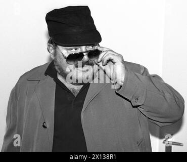 Udo Proksch con berretto e occhiali scuri, catturato dopo il suo interrogatorio il 15 novembre 1991. - 19911115 PD0014 - Rechteinfo: Diritti gestiti (RM) Foto Stock